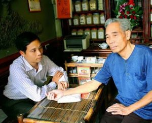 Lương y Phạm Ngọc đang khám bệnh