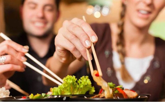 Cách ăn uống của người Việt làm vi khuẩn HP lây lan