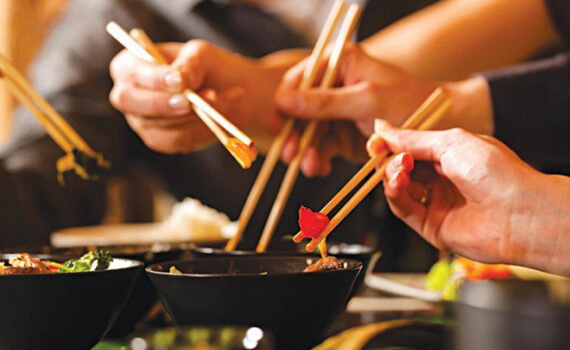 Vi khuẩn lây lan khi dùng chung đồ ăn