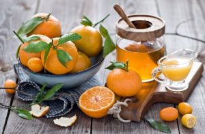 Pha một ly nước chanh cùng với ít đường và hạt muối làm cốc chanh thêm đậm đà