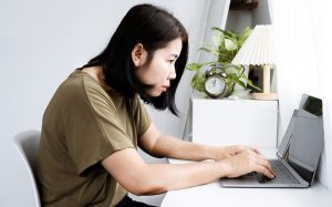 Nguyên nhân gây đau lưng ở người Việt: lao động nặng, ít vận động, sai tư thế.